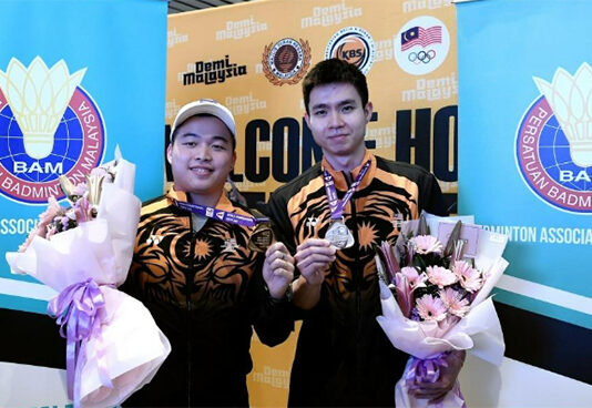 Aaron Chia/Soh Wooi Yik receive hero's welcome at Kuala Lumpur International Airport on Thursday. (photo: Bernama)