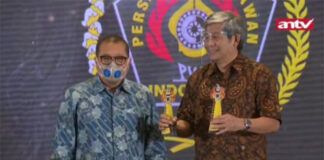 Herry Iman Pierngadi accepting awards on behalf of Hendra Setiawan/Mohammad Ahsan and Kevin Sanjaya Sukamuljo/Marcus Fernaldi Gideon. (photo: antv)