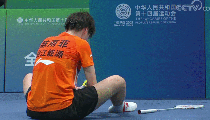 Chen Yufei calls for medical timeout due to a toe injury at the 14th China National Games. (photo: Sina)