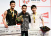 Chen Long (L), Son Wan Ho (R) honor Lee Chong Wei by taking photo with him at the Malaysia Masters award ceremony. (photo: Bernama)