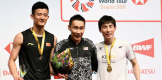 Chen Long (L), Son Wan Ho (R) honor Lee Chong Wei by taking photo with him at the Malaysia Masters award ceremony. (photo: Bernama)