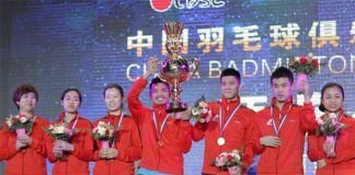 Lin Dan lifts the China Badminton Super League trophy with his teammates.