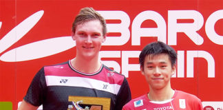 Viktor Axelsen poses with Kunlavut Vitidsarn during the 2020 Spain Masters awards ceremony.