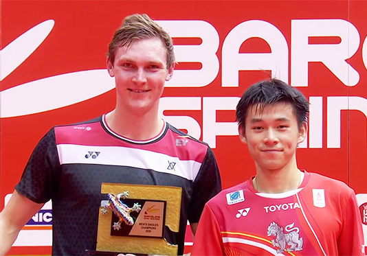 Viktor Axelsen poses with Kunlavut Vitidsarn during the 2020 Spain Masters awards ceremony.