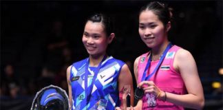 Tai Tzu Ying (L) poses the All England trophy with Ratchanok Intanon. (photo: AFP)