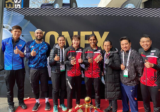 Pearly Tan/Thinaah Muralitharan take pictures with coaches and staff of the Malaysian squad after winning the Swiss Open title.(photo: Pearly Tan's Instagram)