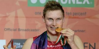 Viktor Axelsen bites his gold medal having won the 2017 India Open men's singles title. (Photo: AFP)