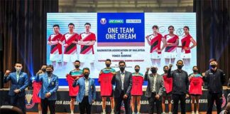 Lee Chong Wei (front left) and Lee Zii Jia (back middle) attend the BAM and YONEX new sponsorship signing ceremony. (photo: BAM)