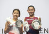 Tai Tzu Ying (R) poses with Nozomi Okuhara during the 2019 Singapore Open awards ceremony. (photo: Xinhua)