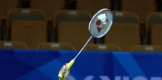 Lee Chong Wei returns a shot from Wang Zhengming at 2016 BAC. (AFP)