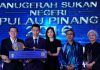 Lee Chong Wei poses with the All-time Athlete Award together with his wife Wong Mew Choo and Chief Minister of Penang Lim Guan Eng (left). (photo: Bernama)