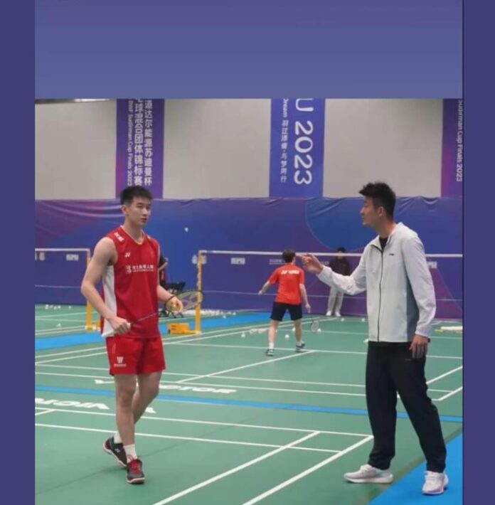 Chen Long (R) is coaching Li Shifeng to prepare him for the 2023 Sudirman Cup. (photo: Li Shifeng's IG)