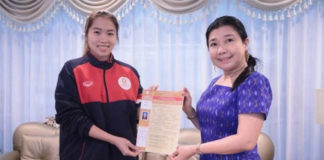 Ratchanok Intanon takes picture with the principal of Bangkok Thonburi University. (photo: Ratchanok Intanon's Instagram)