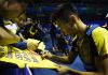 Lee Chong Wei signs autographs for fans after his men's singles match. (photo: AFP)