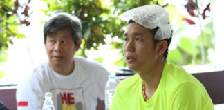 Hendra Setiawan with ice bag on his head.