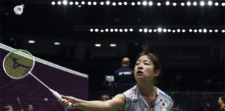 Nozomi Okuhara returns a shot from Louisa Ma of Australia. (photo: AFP)