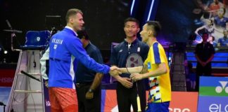 Lee Chong Wei greets Vladimir Malkov right before the first men's singles match on Monday. (photo: Bernama)