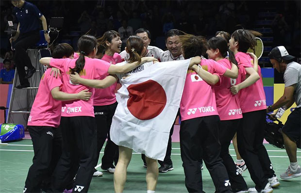 Team Japan celebrate after winning the BWF Uber Cup 2018 final against team Thailand in Bangkok. (photo: AP)