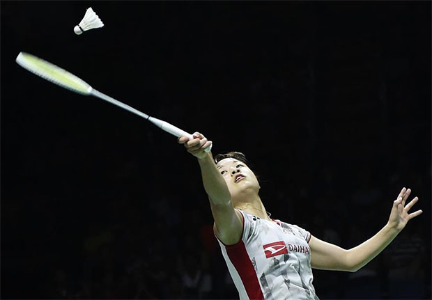 Okuhara Nozomi returns a shot from Nitchaon Jindapol of Thailand in the Uber Cup final. (photo: AP)