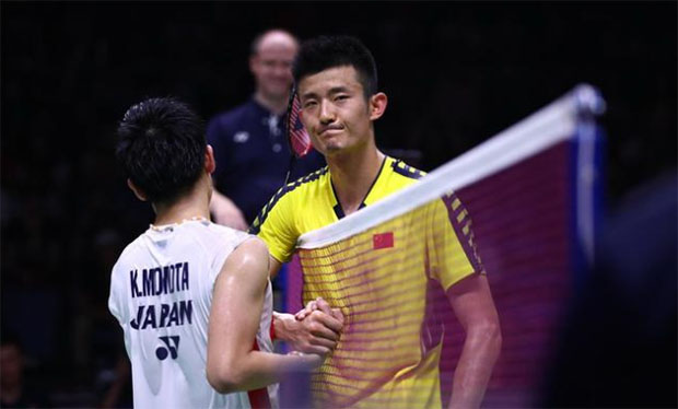 Kento Momota beats Chen Long in the first men's singles match. (photo: AP)