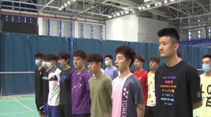 Chen Long (R) is currently training with the Chinese national badminton team in Jinjiang. (photo: Weibo)