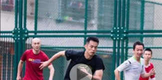 Lin Dan plays football like Cristiano Ronaldo as he effortlessly dribbles past 3 opposing players. (photo: Weibo)