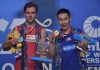 Lee Chong Wei poses on the podium with Jan O Jorgensen during the award ceremony. (photo: AFP)