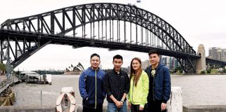 Koo Kien Keat, Lee Chong Wei, Gronya Somerville, and Tan Boon Heong (from left) pose infront of Sydney Harbour Bridge. (photo: AFP)