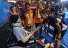 Lee Chong Wei lift spirits of a cancer patient. (photo: Fauzi Baharudin, Utusan)