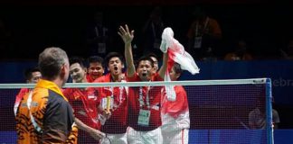 The Indonesian celebrate their team's thrilling win over Malaysia in front of Morten Frost. (photo: SEA Games)