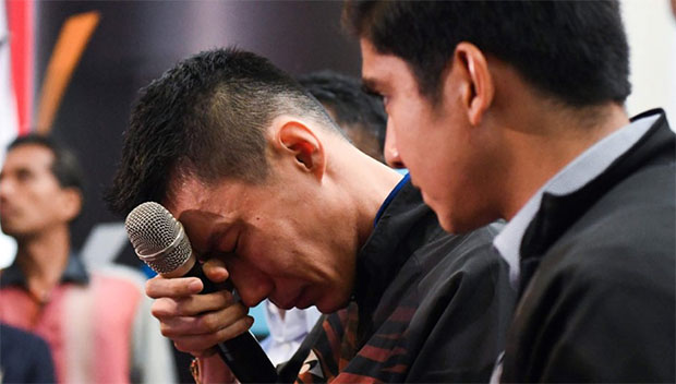 Lee wipes his tears during the press conference. (photo: AFP)