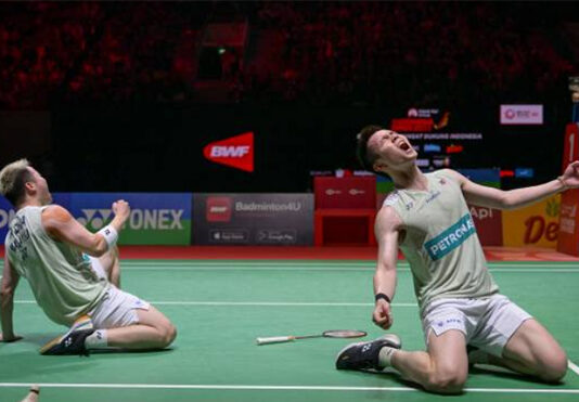 Aaron Chia/Soh Wooi Yik celebrate after beating Pramudya Kusumawardana/Yeremia Erich Yoche Yacob Rambitan in the 2023 Indonesia Open semi-finals. (photo: Shi Tang/Getty Images)