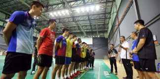 Misbun Sidek talks to Malaysian players during his first training session with BAM. (photo: Luqman Hakim Zubir)