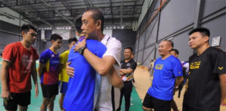 Lee Chong Wei hugs Misbun Sidek during a training session. (photo: Bernama)