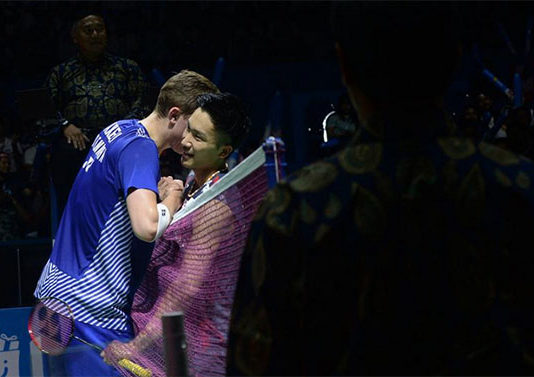 Kento Momota beats Viktor Axelsen 2-0 at 2018 Indonesia Open final. (photo: AFP)