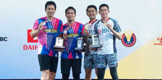 Fajar Alfian/Muhammad Rian Ardianto and Hendra Setiawan/Mohammad Ahsan pose for picture at the 2022 Malaysia Masters awards ceremony.