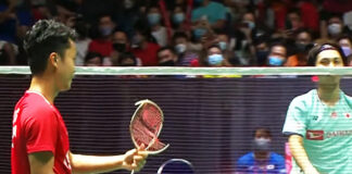 Anthony Sinisuka Ginting greets Kodai Naraoka with his broken racket after the match.