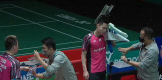 Rexy Mainaky (R) talks to Soh Wooi Yik in the 2022 Malaysia Open semi-finals.