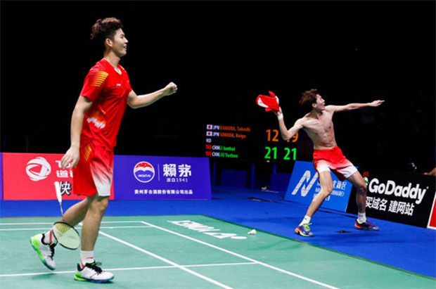 Li Junhui (right) /Liu Yuchen celebrate after winning the world tile. (photo: AFP)