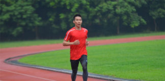 Lee Chong Wei jogs on a track. (photo: Sinchew)