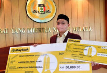 Aaron Chia receives a total cash reward of RM53,000 from the Melaka State Government. (photo: Bernama)