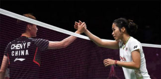 Chen Yufei (left) storms past Ratchanok Intanon in Asian Games semi-finals. (photo: AFP)