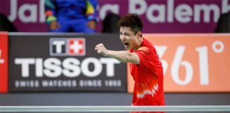 Shi Yuqi celebrates after beating Anthony Sinisuka Ginting 2-1 in the first men's singles match. (photo: AFP)