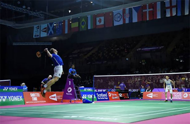 Brice Leverdez vs. Lee Chong Wei. (photo: AP)