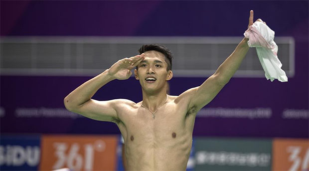 Jonatan Christie's gesture look very similar to Lin Dan's. (photo: AFP)