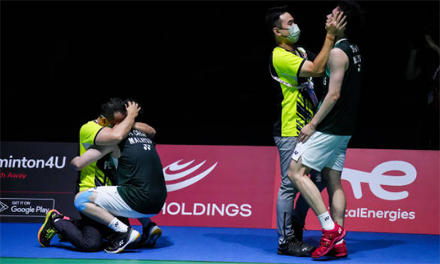 It's a touching moment when coaches from the Malaysian team - Rexy Mainaky and Tan Bin Shen walk onto the court to congratulate Aaron Chia/Soh Wooi Yik. (photo: Shi Tang/Getty Images)