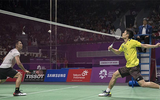 Jonatan Christie plays Chou Tien Chen in the 2018 Asian Games final. (photo: AFP)