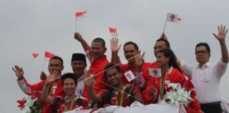 Liliyana Natsir and Tontowi Ahmad receive a heroes' welcome as they arrive home after their victory in Rio Olympics.