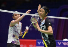 An Se Young greets Tai Tzu Ying after the 2023 China Open semi-finals. (photo: Shi Tang/Getty Images)