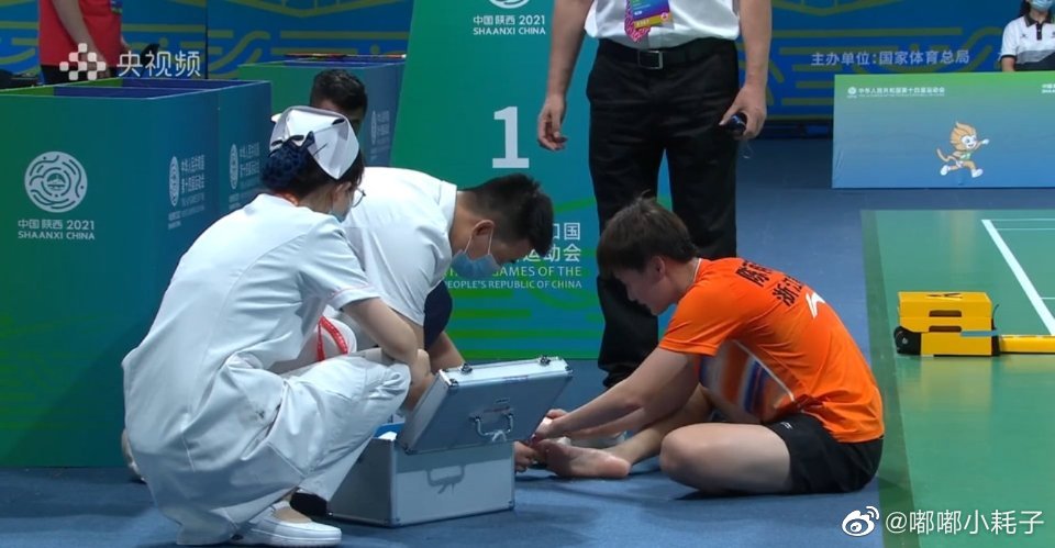 Chen Yufei receives medical treatment for her injured right big toe at the 14th China National Games. (photo: Sina)